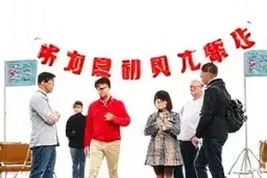 口碑榜卡片《谁改了开场时间》封面，场馆入口的电子提示牌