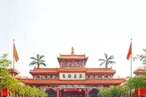 瓜单《后台的第四把椅子》封面，后台通道里的四把折叠椅
