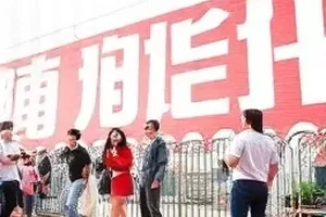 瓜单《半页合同》封面，桌面摊开的半页纸与签字笔